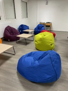 aménagement du lycée descartes maupassant à fécamp, poufs lounge, chaises de restauration, tables hautes pour cafétéria