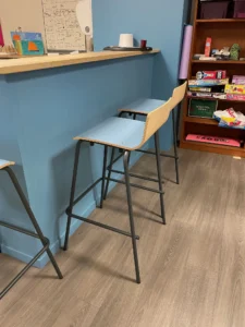 aménagement du lycée descartes maupassant à fécamp, poufs lounge, chaises de restauration, tables hautes pour cafétéria
