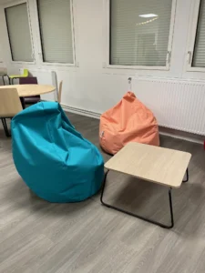 aménagement du lycée descartes maupassant à fécamp, poufs lounge, chaises de restauration, tables hautes pour cafétéria