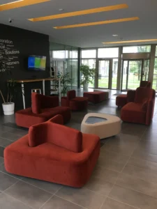 aménagement de NXP semiconductors : mobilier acoustique, lounge, modulable