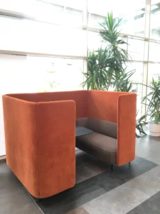 aménagement de NXP semiconductors : mobilier acoustique, lounge, modulable