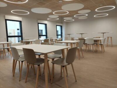 amenagement de l'espace de retauration d'un service technique à deauville, luminaires, chaises de restauration, tables hautes, mange debout