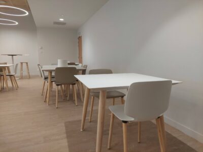 amenagement de l'espace de retauration d'un service technique à deauville, luminaires, chaises de restauration, tables hautes, mange debout