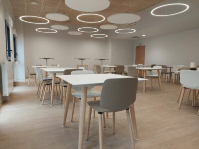amenagement de l'espace de retauration d'un service technique à deauville, luminaires, chaises de restauration, tables hautes, mange debout