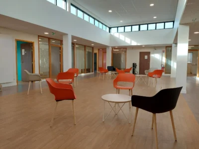 Aménagement sur différents sites accueil /espace attente /salle de réunion
