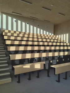 aménagement de l'amphi de l'université régionale des métiers de l'artisanat, gradins pour école supérieure