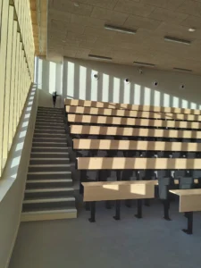 aménagement de l'amphi de l'université régionale des métiers de l'artisanat, gradins pour école supérieure