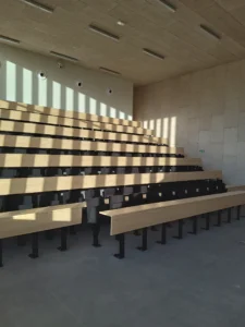 aménagement de l'amphi de l'université régionale des métiers de l'artisanat, gradins pour école supérieure