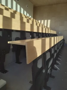 aménagement de l'amphi de l'université régionale des métiers de l'artisanat, gradins pour école supérieure