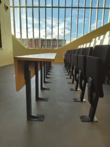 aménagement de l'amphi de l'université régionale des métiers de l'artisanat, gradins pour école supérieure