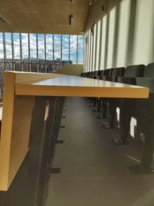aménagement de l'amphi de l'université régionale des métiers de l'artisanat, gradins pour école supérieure