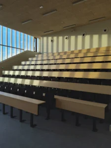 aménagement de l'amphi de l'université régionale des métiers de l'artisanat, gradins pour école supérieure