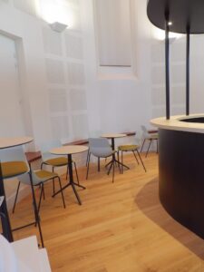 aménagement d'espaces et agencement de mobilier pour le Collegium de Bayeux : table de réunion, chaises empilables, sièges de conférence, canapé lounge, bar central