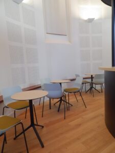 aménagement d'espaces et agencement de mobilier pour le Collegium de Bayeux : table de réunion, chaises empilables, sièges de conférence, canapé lounge, bar central